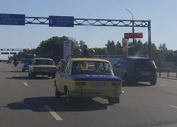Авторитетный автомобиль ушедшей эпохи заметили на М4 «Дон» под Воронежем Авторитетный автомобиль ушедшей эпохи заметили на М4 «Дон» под Воронежем