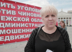 Доведенная до отчаяния женщина устроила бессрочную голодовку около Воронежского облправительства Доведенная до отчаяния женщина устроила бессрочную голодовку около Воронежского облправительства