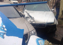 В Воронеже водитель иномарки протаранил три автомобиля и снес ларек В Воронеже водитель иномарки протаранил три автомобиля и снес ларек