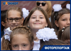 Как выглядели ученики и родители на линейке в воронежской школе Как выглядели ученики и родители на линейке в воронежской школе
