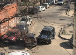 Hummer с замашками короля двора продемонстрировали на видео в Воронеже Hummer с замашками короля двора продемонстрировали на видео в Воронеже