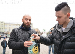 В День народного единства воронежские бородачи собирали деньги на помощь детям В День народного единства воронежские бородачи собирали деньги на помощь детям