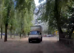 Возомнившего себя болидом Формулы-1 "газелиста" сняли на видео в Воронеже Возомнившего себя болидом Формулы-1 "газелиста" сняли на видео в Воронеже