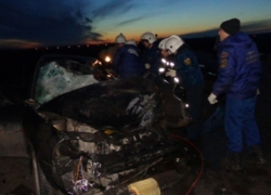 В Воронежской области при столкновении легковушки и грузовика погибли два человека В Воронежской области при столкновении легковушки и грузовика погибли два человека