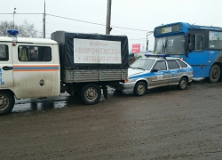 В Воронеже автобус врезался в четыре припаркованных авто В Воронеже автобус врезался в четыре припаркованных авто