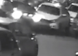 В воронежском дворе камера сняла на видео повреждение чужого авто В воронежском дворе камера сняла на видео повреждение чужого авто