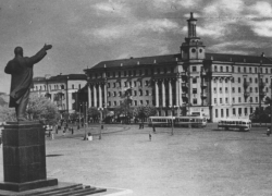 64 года назад главную площадь Воронежа назвали в честь Владимира Ленина 64 года назад главную площадь Воронежа назвали в честь Владимира Ленина