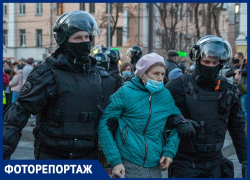 По обе стороны щита: как прошла незаконная акция сторонников Навального 21 апреля в Воронеже По обе стороны щита: как прошла незаконная акция сторонников Навального 21 апреля в Воронеже