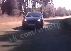 Воронежец записал на видео, как в него влетела легковушка в Ямном Воронежец записал на видео, как в него влетела легковушка в Ямном