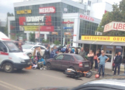 В Воронеже 18-летний мотоциклист влетел в «Газель», а затем в легковушку В Воронеже 18-летний мотоциклист влетел в «Газель», а затем в легковушку