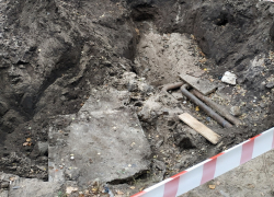 Огромную яму после ремонта трубопровода коммунальщики бросили в Воронеже Огромную яму после ремонта трубопровода коммунальщики бросили в Воронеже
