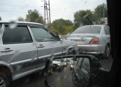 В Воронеже 9 января утром встала в пробку из-за двух ДТП В Воронеже 9 января утром встала в пробку из-за двух ДТП