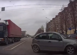 Реакция спасла автомобилистку от лобового ДТП в Воронеже Реакция спасла автомобилистку от лобового ДТП в Воронеже