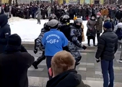 ОМОН закидали снежками во время жесткого задержания протестующего в Воронеже ОМОН закидали снежками во время жесткого задержания протестующего в Воронеже