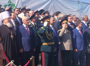 Воронежский губернатор, чиновники и митрополит встали в центре Парада вместо ветеранов Воронежский губернатор, чиновники и митрополит встали в центре Парада вместо ветеранов
