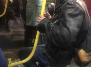Металлист со своим стулом в автобусе рассмешил воронежцев Металлист со своим стулом в автобусе рассмешил воронежцев