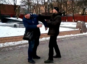 Драка Шамардина с веселым пешеходом в центре Воронежа попала на видео Драка Шамардина с веселым пешеходом в центре Воронежа попала на видео