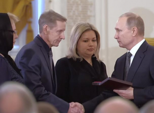 Путин вручил «Золотую Звезду» родителям и вдове погибшего воронежского летчика Путин вручил «Золотую Звезду» родителям и вдове погибшего воронежского летчика