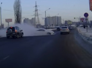 Зрелищный полет спортивного автомобиля в Воронеже попал на видео Зрелищный полет спортивного автомобиля в Воронеже попал на видео