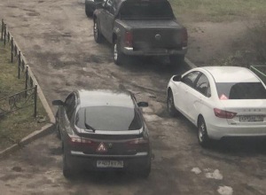 В Воронеже автохам целый день загораживал проезд наглой парковкой В Воронеже автохам целый день загораживал проезд наглой парковкой