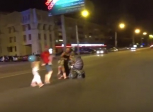 На видео попало, как байкер едва не снес пять детей с родителями в центре Воронежа На видео попало, как байкер едва не снес пять детей с родителями в центре Воронежа