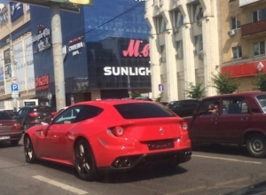 Автомобилисты изумились красотой самого мощного Ferrari на дороге в Воронеже Автомобилисты изумились красотой самого мощного Ferrari на дороге в Воронеже