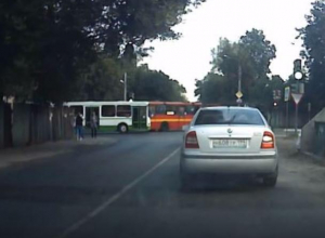 Хамские гонки автобусов сняли на видео в Воронеже Хамские гонки автобусов сняли на видео в Воронеже