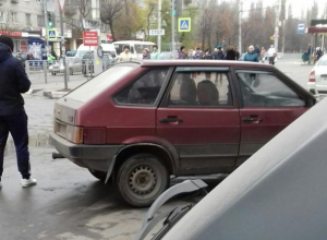 Воронежец давил сбитую бабушку, пока его не вытащили из машины очевидцы Воронежец давил сбитую бабушку, пока его не вытащили из машины очевидцы