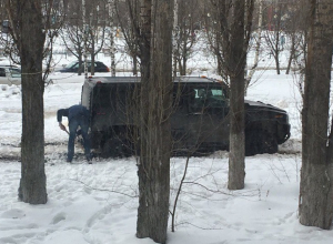 Пользователи соцсетей высмеяли Hummer, застрявший в воронежском дворе Пользователи соцсетей высмеяли Hummer, застрявший в воронежском дворе