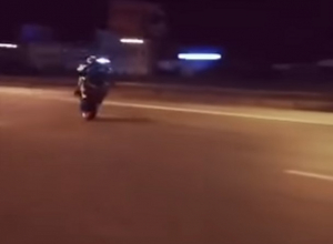 Безумный трюк байкера на дороге в Воронеже попал на видео Безумный трюк байкера на дороге в Воронеже попал на видео
