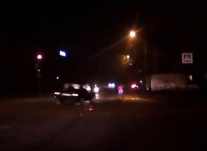 На видео попало, как воронежский стритрейсер на «шестерке» чуть не сбил пешехода На видео попало, как воронежский стритрейсер на «шестерке» чуть не сбил пешехода