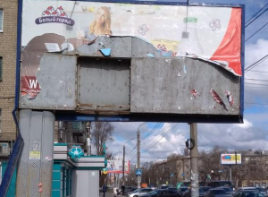 Сильный ветер и билборд едва не стали причинами трагедии в Воронеже Сильный ветер и билборд едва не стали причинами трагедии в Воронеже