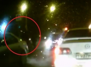 На видео попало, как иномарка сбивает женщину на перекрестке в Воронеже На видео попало, как иномарка сбивает женщину на перекрестке в Воронеже