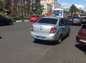 В Воронеже гаишник припарковался вторым рядом и ушел по своим делам В Воронеже гаишник припарковался вторым рядом и ушел по своим делам