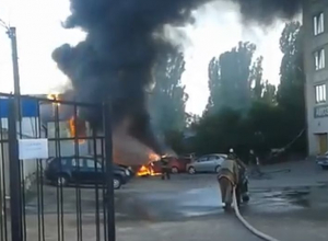 Полыхающие машины у автосалона попали на видео Полыхающие машины у автосалона попали на видео