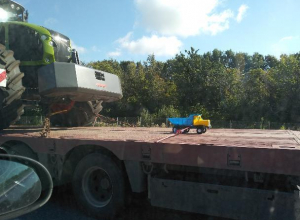 Оригинальную перевозку игрушечного самосвала заметили на воронежской трассе Оригинальную перевозку игрушечного самосвала заметили на воронежской трассе