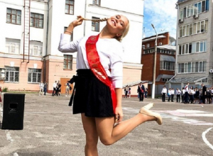 Ангелина Мельникова попрощалась со школой в Воронеже в игривой позе Ангелина Мельникова попрощалась со школой в Воронеже в игривой позе