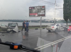 Последствия страшной аварии с участием BMW 6 в Воронеже сняли на видео Последствия страшной аварии с участием BMW 6 в Воронеже сняли на видео