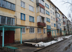 В воронежской многоэтажке хорошую кровлю коммунальщики заменили на клеенку В воронежской многоэтажке хорошую кровлю коммунальщики заменили на клеенку