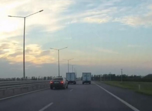 Наглые гонки «Газелей» попали на видео на воронежской трассе Наглые гонки «Газелей» попали на видео на воронежской трассе