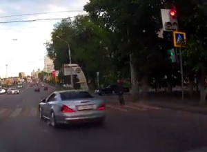 Воронежцы сняли на видео, как роскошный Mercedes проносится на красный в метре от пешехода Воронежцы сняли на видео, как роскошный Mercedes проносится на красный в метре от пешехода