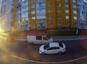 На видео показали, как иномарка сбивает ребенка в Воронеже На видео показали, как иномарка сбивает ребенка в Воронеже