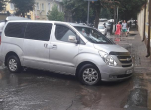 В центре Воронежа после ливня иномарка провалилась под асфальт В центре Воронежа после ливня иномарка провалилась под асфальт