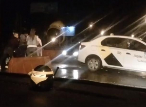Спасение машины из огромной ямы на 9 Января показали на видео в Воронеже Спасение машины из огромной ямы на 9 Января показали на видео в Воронеже