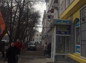 Воронежцы пришли в ужас от огромных камней, летящих им на головы над магазином игрушек Воронежцы пришли в ужас от огромных камней, летящих им на головы над магазином игрушек