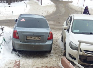 Воронежцы рассердились на татарского хама, перегородившего съезд для колясок Воронежцы рассердились на татарского хама, перегородившего съезд для колясок