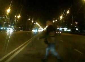 «Бессмертный» воронежский пешеход чудом не попал под колеса в потоке машин «Бессмертный» воронежский пешеход чудом не попал под колеса в потоке машин