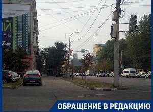 Власти Воронежа не могут защитить тротуар от назойливых автомобилистов Власти Воронежа не могут защитить тротуар от назойливых автомобилистов