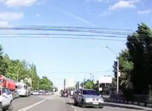 Гоняющий зигзагами по встречке BMW X5 сняли на видео в Воронеже Гоняющий зигзагами по встречке BMW X5 сняли на видео в Воронеже