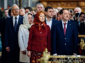 Сотни воронежцев вместе с губернатором встретили Пасху в Благовещенском соборе Сотни воронежцев вместе с губернатором встретили Пасху в Благовещенском соборе